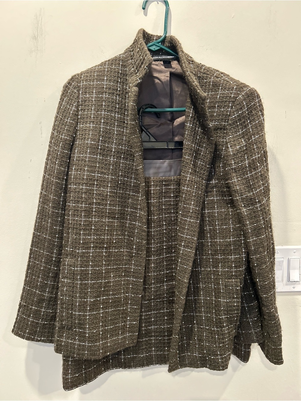 VINTAGE LINDA ALLARD ELLEN
TRACY Sz 8/10 Brown Wool Skirt Suit w/ Leather Trim.
